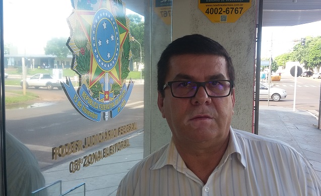 Dr. J&uacute;lio C&eacute;sar Evangelista Fernandes, momento em que protocolava defesa de seus clientes no Cart&oacute;rio Eleitoral em Nova Andradina - Foto: Jornal da Nova